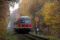 Nachdem der Triebwagen in Bad Fallingbostel die Kreuzung mit 614 072 abgewartet hat macht sich 614 015 samt Anhang wieder auf den Weg nach Soltau, 08.11.2008.