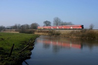 Auf der Fahrt nach Leer passieren 634 555 und 661 am 07.02.2005 einen zugefrorenen Teich östlich von Weener.