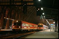 Das Zugpaar zwei Stunden spter fhrt dagegen zwei 614er zusammen: 614 050 steht auf Gleis 1 fr die Fahrt nach Uelzen bereit, whrend 614 064 nach der Ankunft erst mal in die Abstellgruppe fahren wird.