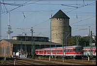 In Bremen werden die Zge normalerweise in der Wagengruppe bis zur Rckfahrt abgestellt, und lassen sich dann mit Tele auch vom Bahnsteigende gut ablichten. 634 607 am 13.10.2004