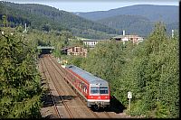 Nachdem die Strecke den Bahnhof Goslar verlassen hat, führt sie zunächst in einem Einschnitt direkt am bewaldeten Harzrand entlang. Etwas offener wird es erst in der Ortschaft Juliushütte, wo 614 070 am morgen des schönen Spätsommertages Richtung Kreiensen dieselt.