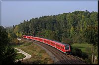 Als Vierergespann gibt auch die Baureihe 612 was her (und vier 612er bedeuten auch vier Fahrradabteile, so dass die Rückfahrt nach Nürnberg gerade an Wochenenden entspannter ausfällt), hier südlich von Pegnitz.